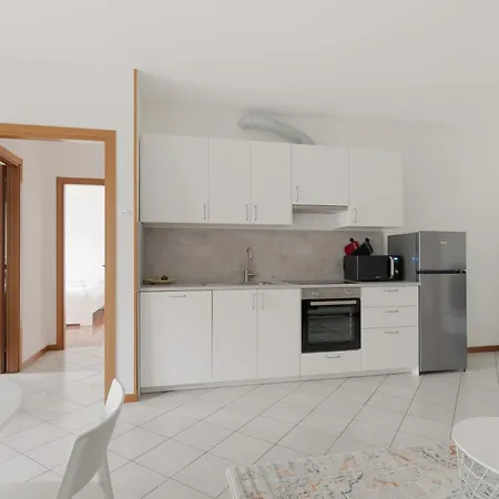 Guesthost - Bright With Garden Apartment Mailand