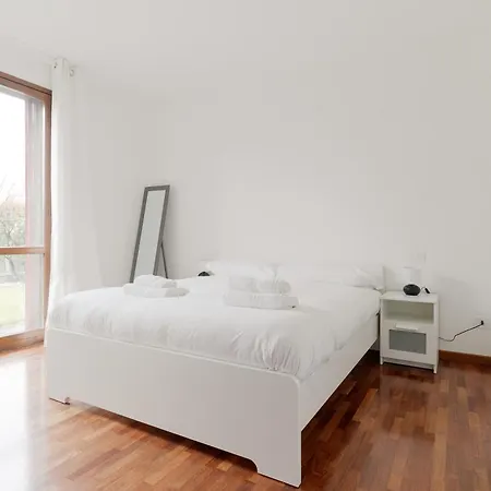 Guesthost - Bright With Garden Apartmán