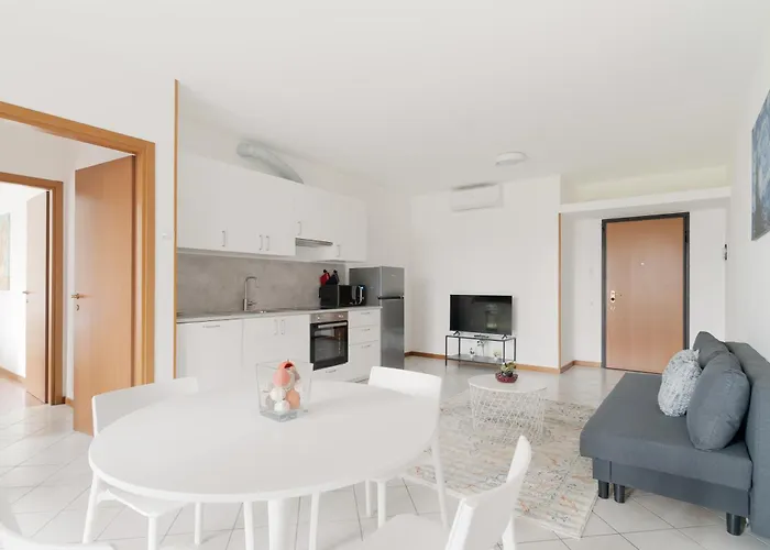 Guesthost - Bright With Garden