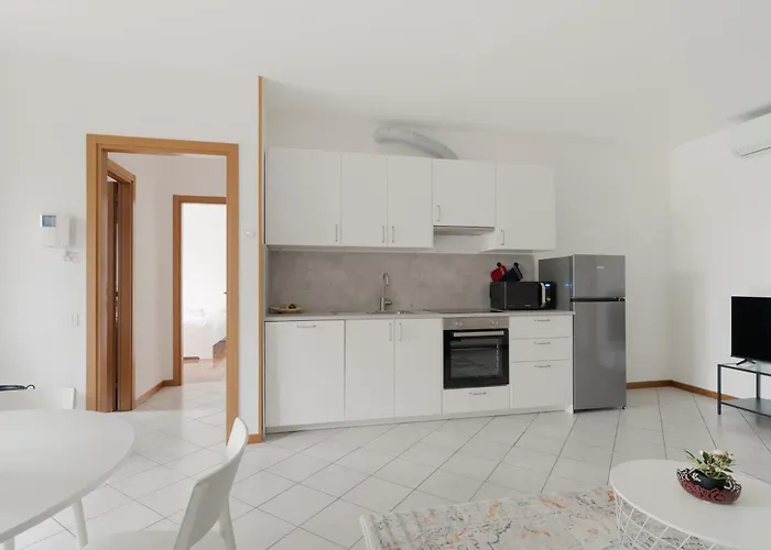 Guesthost - Bright With Garden Apartment Mailand