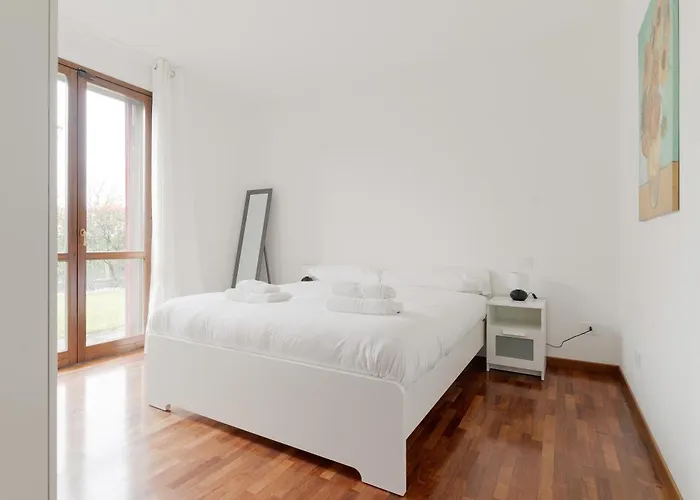 Guesthost - Bright With Garden Apartment